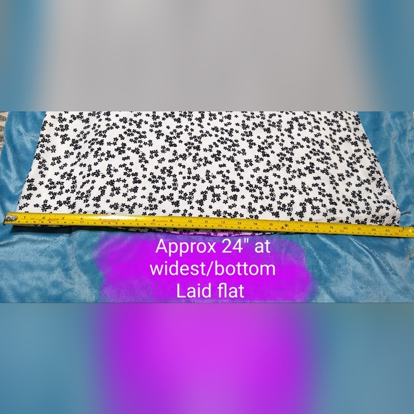 Reversible white with black flower design, size large, EUC - Picture 6 of 8